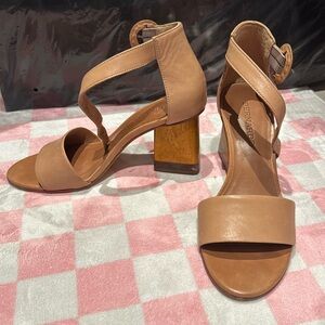 BERNARDO nude/tan Shoes Woman’s Size 6.5